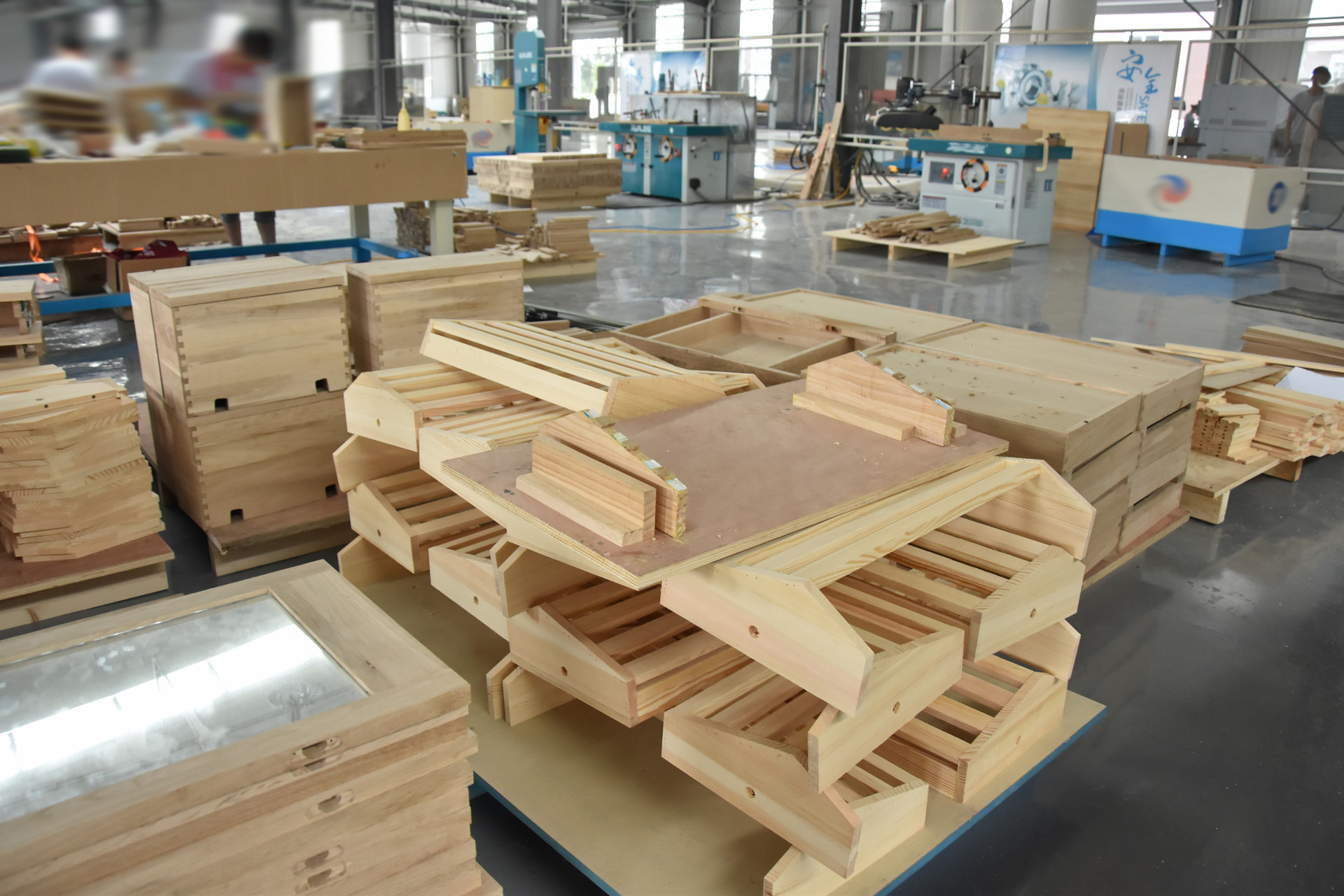 FSC certified solid rubberwood and pine for pet furniture manufacturing