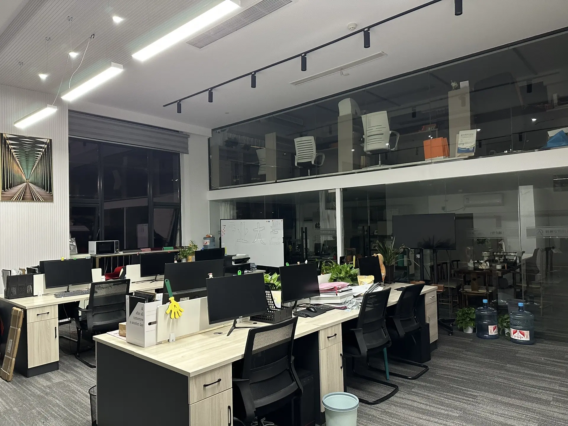 Solid Pet Wood office environment
