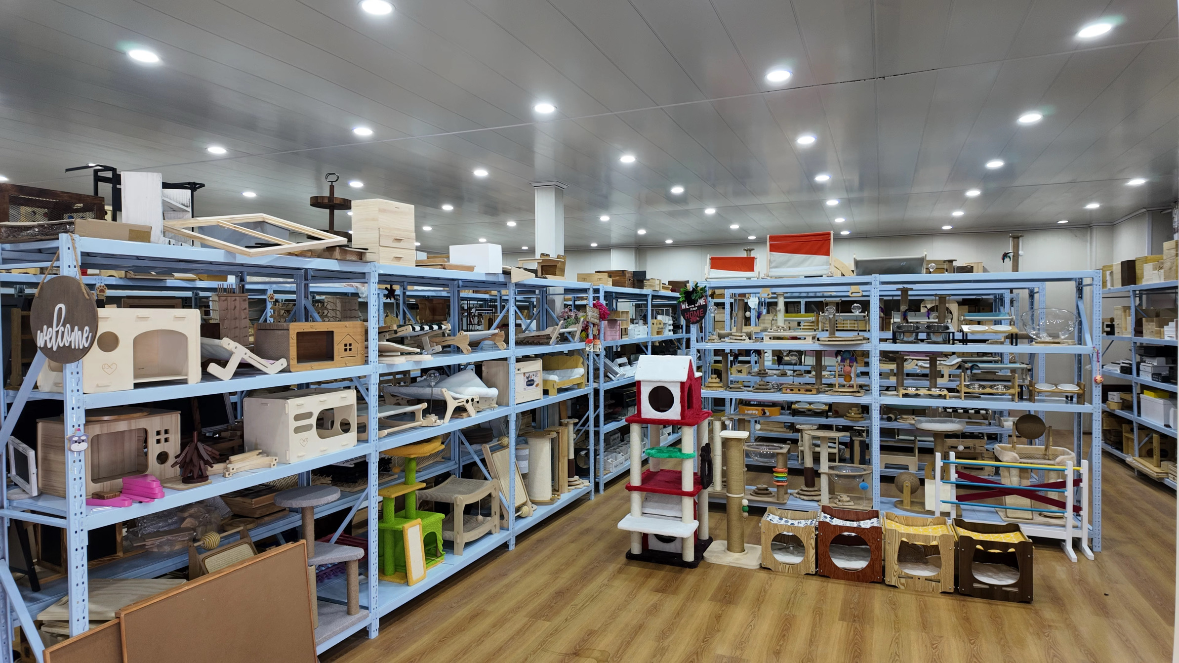Solid Pet Wood sample room